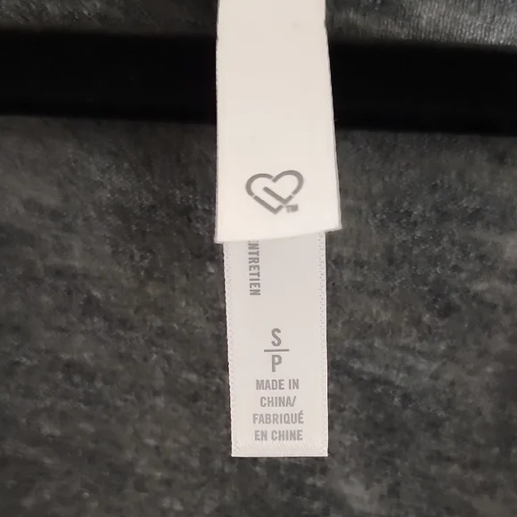 Aeropostale Black Fitted T-Shirt with Sequin Graphic - Picture 4 of 8